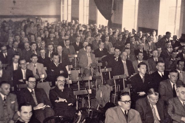 De bijeenkomst van de vereniging van mensen die nooit ingaan op het verzoek voor een bijeenkomst was succesvol. En toch...